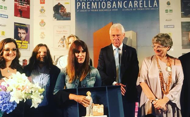 Dolores Redondo posa con el premio Bancarella.