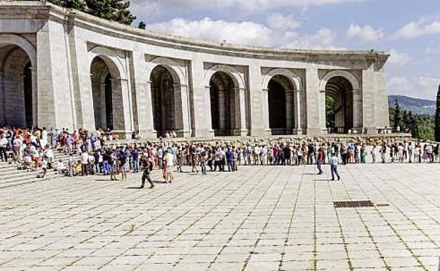 Protesta en el Valle de los Caídos contra la exhumación de Franco.
