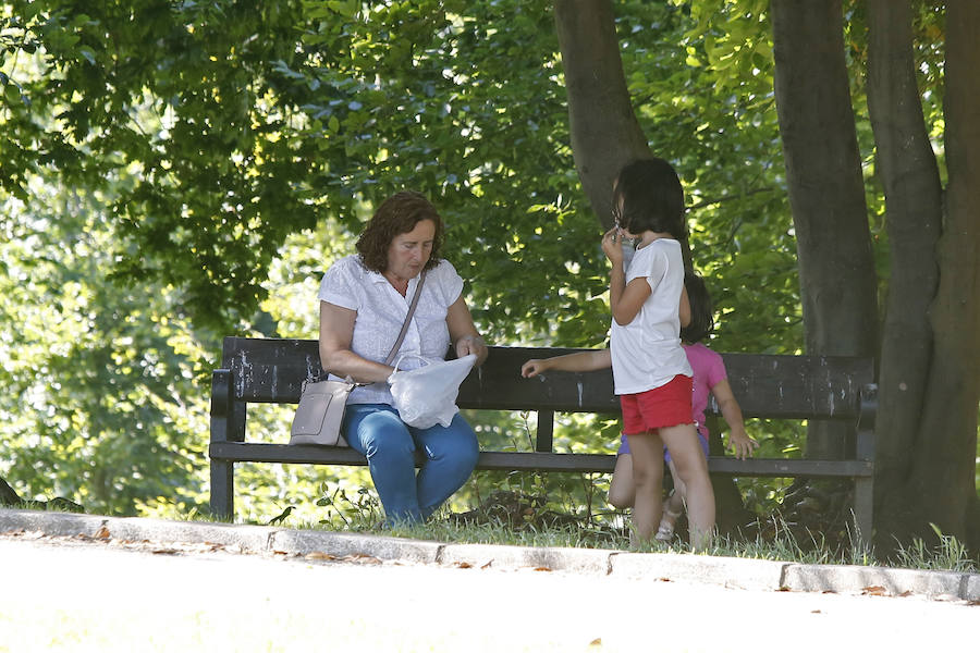El bollu y la botella de vino, el concurso gastronómico y las sangrías de vino y sidra animaron las fiestas del barrio gijonés.