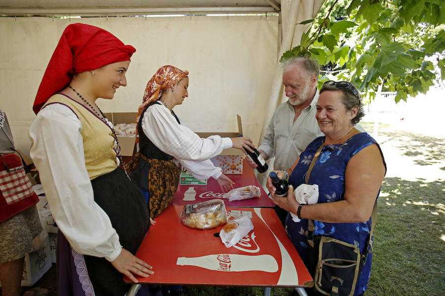 El bollu y la botella de vino, el concurso gastronómico y las sangrías de vino y sidra animaron las fiestas del barrio gijonés.