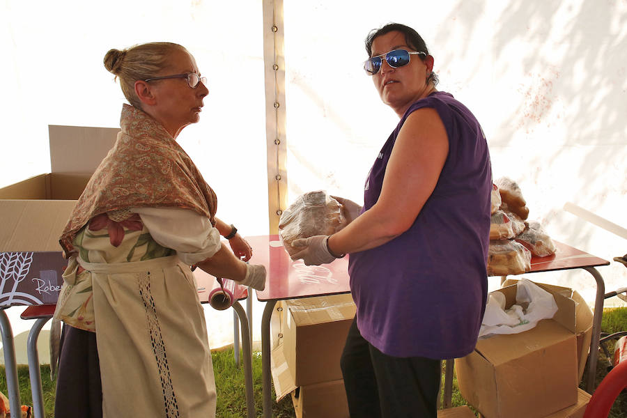 El bollu y la botella de vino, el concurso gastronómico y las sangrías de vino y sidra animaron las fiestas del barrio gijonés.