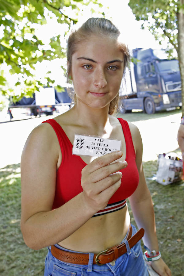 El bollu y la botella de vino, el concurso gastronómico y las sangrías de vino y sidra animaron las fiestas del barrio gijonés.