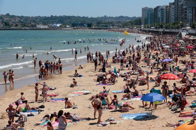 Ante el anuncio de nuevas precipitaciones en la región, los asturianos disfrutan del sol que va a volver a tardar en aparecer.