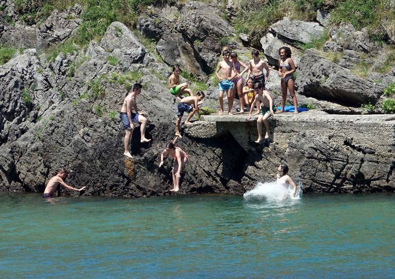 Ante el anuncio de nuevas precipitaciones en la región, los asturianos disfrutan del sol que va a volver a tardar en aparecer.