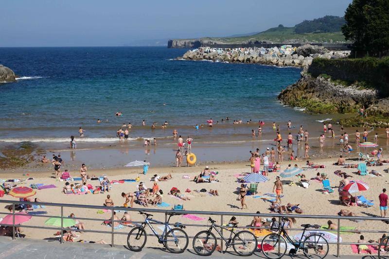 Ante el anuncio de nuevas precipitaciones en la región, los asturianos disfrutan del sol que va a volver a tardar en aparecer.