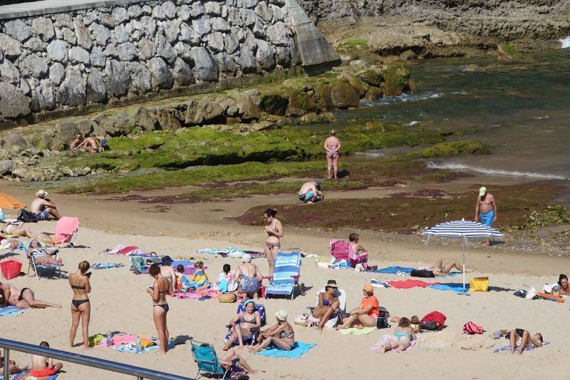 Ante el anuncio de nuevas precipitaciones en la región, los asturianos disfrutan del sol que va a volver a tardar en aparecer.