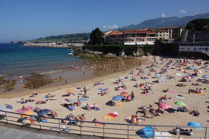 Ante el anuncio de nuevas precipitaciones en la región, los asturianos disfrutan del sol que va a volver a tardar en aparecer.