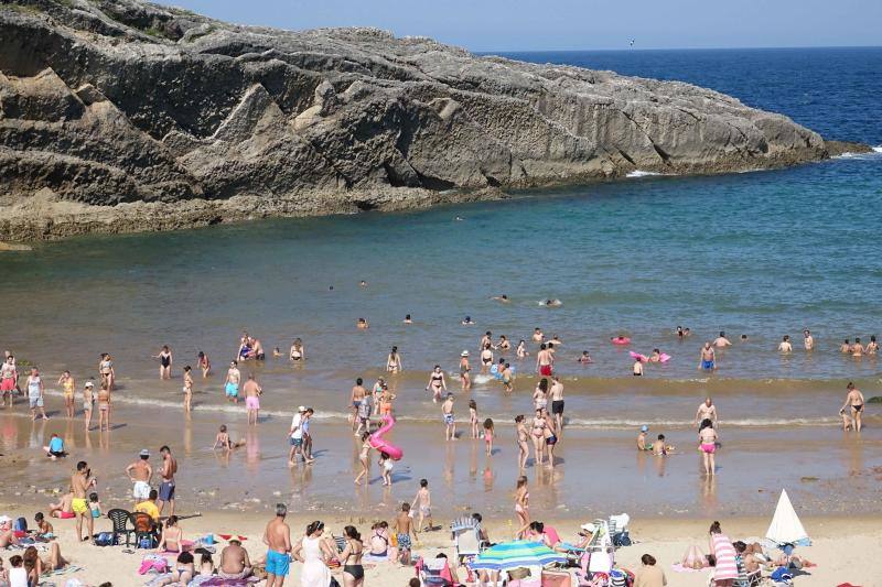 Ante el anuncio de nuevas precipitaciones en la región, los asturianos disfrutan del sol que va a volver a tardar en aparecer.