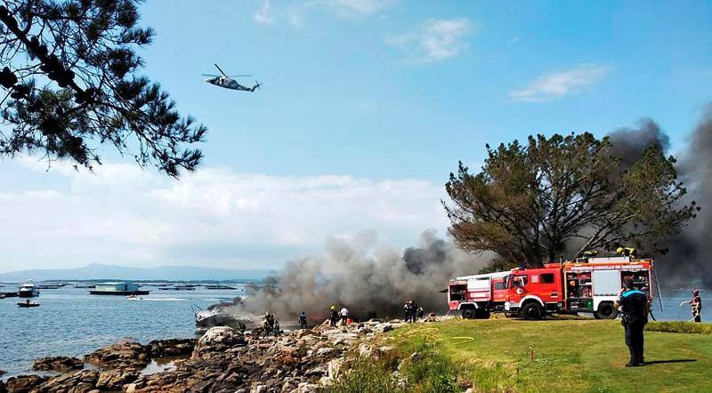 Algunas personas han resultado heridas con quemaduras graves por el fuego, que se ha producido después de que la embarcación chocara contra una batea de mejillones