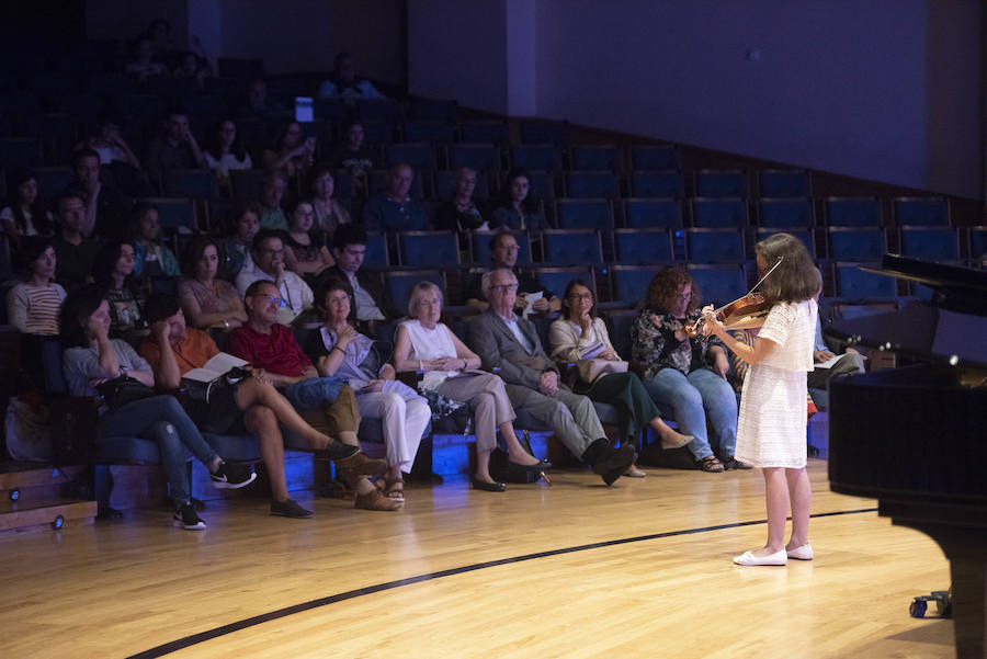 Alumnos de los cursos de verano de la Fundación Princesa, en el Auditorio Príncipe Felipe de Oviedo