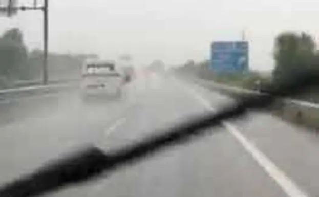 La ocurrente reflexión de un asturiano sobre este verano lluvioso: «Hasta les ranes lleven paraguas»