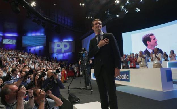 La jueza imputa a tres compañeras del máster de Pablo Casado