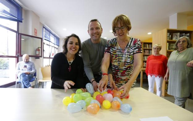 Leticia Sánchez Ruiz y Josu Monterroso, con una participante en el encuentro. 