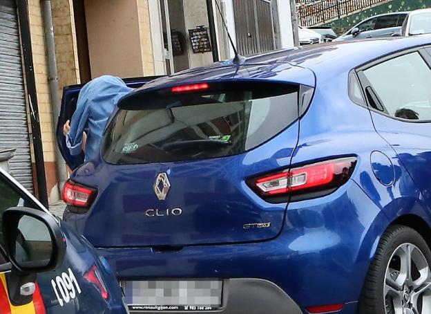 El joven investigado por un presunto delito de agresión sexual entra en un coche tras declarar ante el juez. 