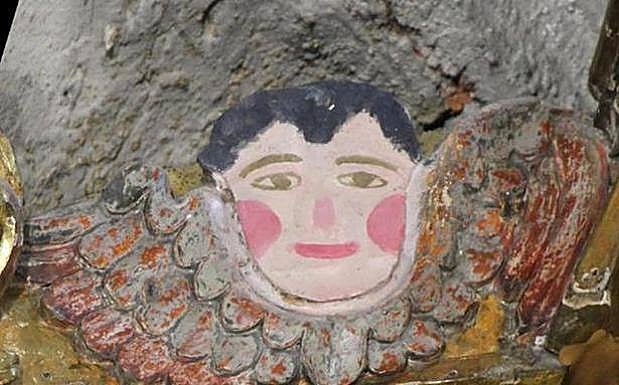 El colorido dibujo del querubín de la parroquia de San Sebastián de Reinosa. 