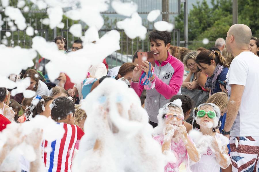 El polideportivo municipal de Granda se convirtió en una piscina gigante para celebrar la fiesta de la espuma dentro de los festejos patronales de Santa Ana. Fue una hora de diversión no solo para los niños sino también para sus familiares