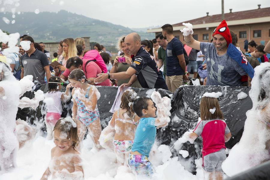 El polideportivo municipal de Granda se convirtió en una piscina gigante para celebrar la fiesta de la espuma dentro de los festejos patronales de Santa Ana. Fue una hora de diversión no solo para los niños sino también para sus familiares