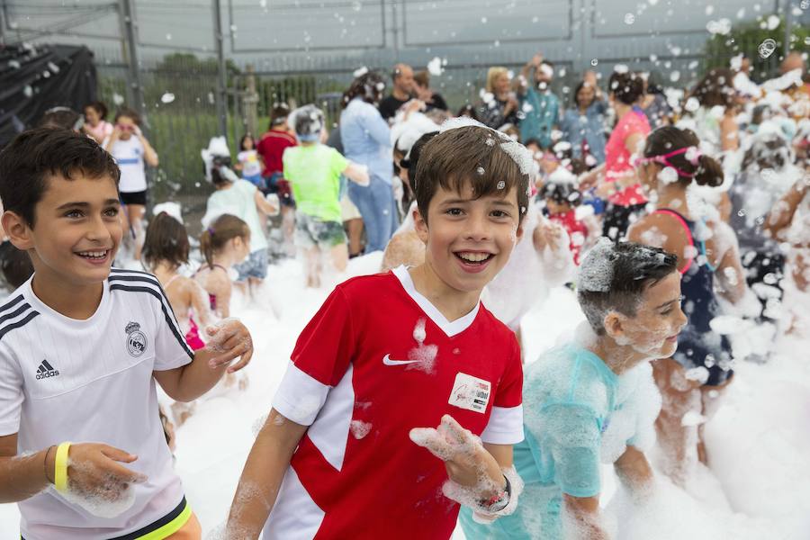 El polideportivo municipal de Granda se convirtió en una piscina gigante para celebrar la fiesta de la espuma dentro de los festejos patronales de Santa Ana. Fue una hora de diversión no solo para los niños sino también para sus familiares
