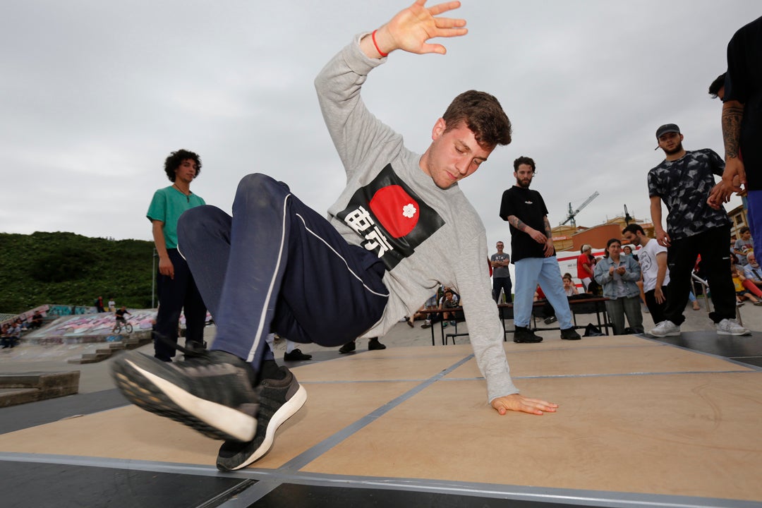 El concurso de baile urbano en la pista de 'skate' atrapó al público y creó escuela con los más pequeños