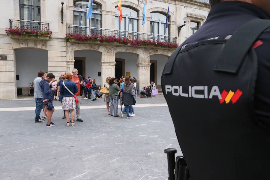 Un grupo de personas se concentro ante el consistorio como protesta por la presunta violación denunciada por una joven el día de El Carmín. En la convocatoria pudieron verse pancartas y chapas con mensajes reivindicativos