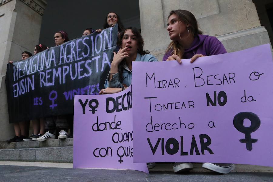 Un grupo de personas se concentro ante el consistorio como protesta por la presunta violación denunciada por una joven el día de El Carmín. En la convocatoria pudieron verse pancartas y chapas con mensajes reivindicativos