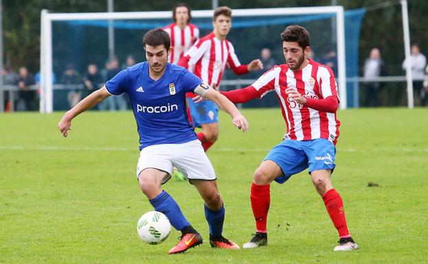 Lucas y Ramón se disputan un balón.