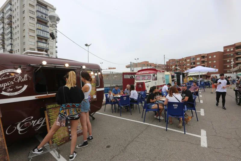 La localidad se llena estos días de surfistas para disfrutar de cuatro días de deporte y una importante oferta de ocio con mercadillo, gastronetas y conciertos