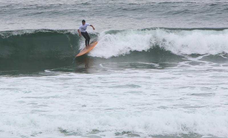 La localidad se llena estos días de surfistas para disfrutar de cuatro días de deporte y una importante oferta de ocio con mercadillo, gastronetas y conciertos