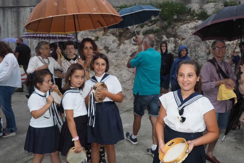 Miles de personas siguieron la procesión de Santa Ana en el puerto de la villa