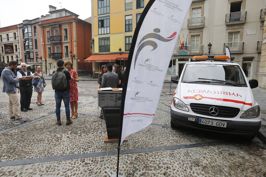 La plaza Mayor de Gijón ha sido el escenario elegido por la Fundación Transporte Sanitario de Asturias para hacer oficial la donación de una ambulancia a la ONG SOS Burundi.