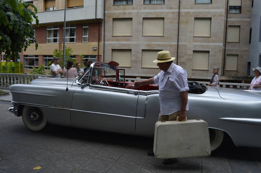 Pola de Allande celebra el día del emigrante con los vecinos convertidos en indianos, coches de época en el parque del Toral y ritmos procedentes del otro lado del Atlántico. Es su homenaje a aquellos antepasados que pusieron rumbo a las américas a principios del siglo pasado.