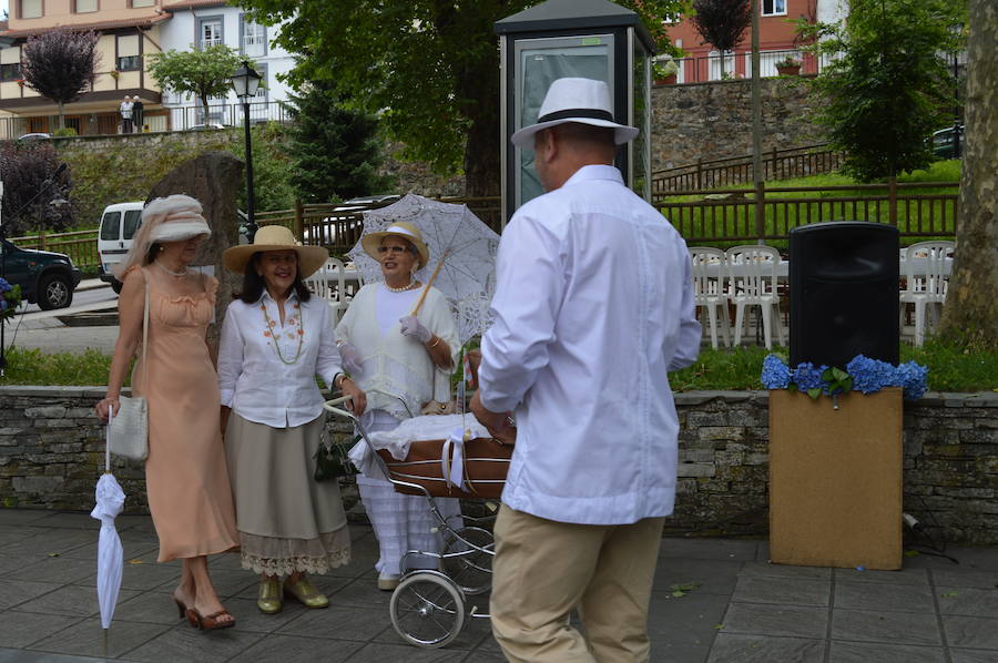 Pola de Allande celebra el día del emigrante con los vecinos convertidos en indianos, coches de época en el parque del Toral y ritmos procedentes del otro lado del Atlántico. Es su homenaje a aquellos antepasados que pusieron rumbo a las américas a principios del siglo pasado.