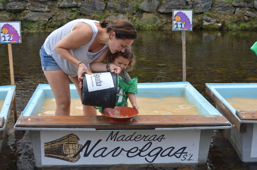 El bateo no entiende de sexo ni edades en Navelgas, donde se celebra el XVIII Campeonato Nacional de Bateo. Desde lo más pequeños hasta los más veteranos, batea en mano, se miden en una cita ya consolidada