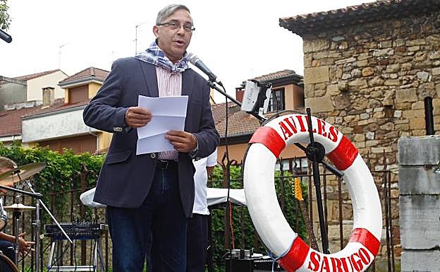 Santiago García Castañón durante la lectura del pregón de Santa Ana, este mediodía en Sabugo. 