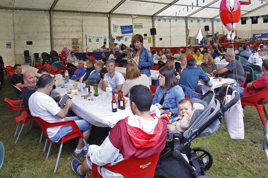Los vecinos de Granda continuaron celebrando las fiestas de Santa Ana con una corderada y una animada carrera de obstáculos con la sidra como protagonista