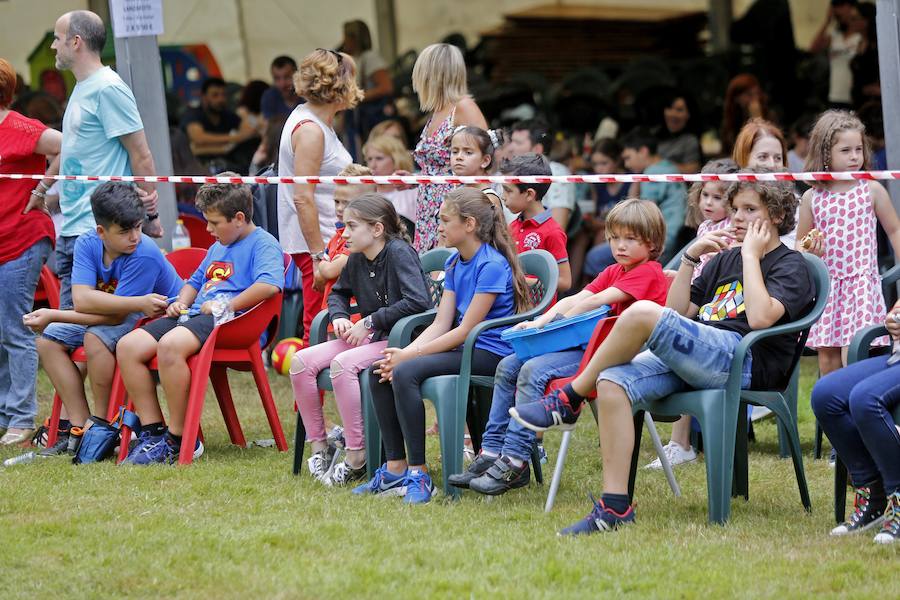 Los vecinos de Granda continuaron celebrando las fiestas de Santa Ana con una corderada y una animada carrera de obstáculos con la sidra como protagonista