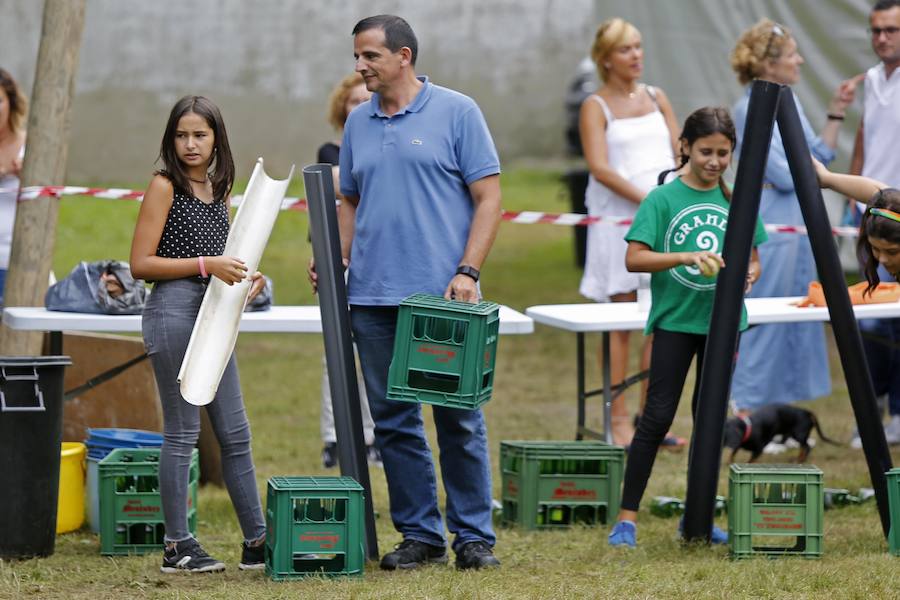 Los vecinos de Granda continuaron celebrando las fiestas de Santa Ana con una corderada y una animada carrera de obstáculos con la sidra como protagonista