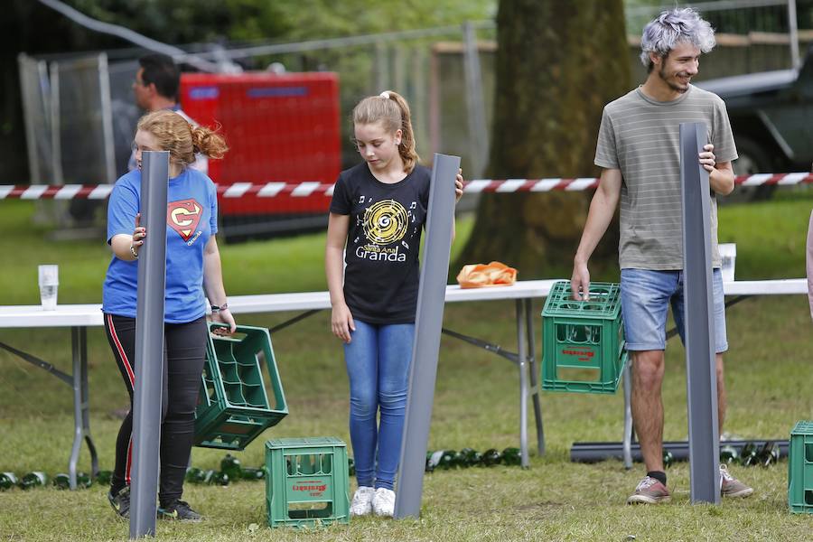 Los vecinos de Granda continuaron celebrando las fiestas de Santa Ana con una corderada y una animada carrera de obstáculos con la sidra como protagonista
