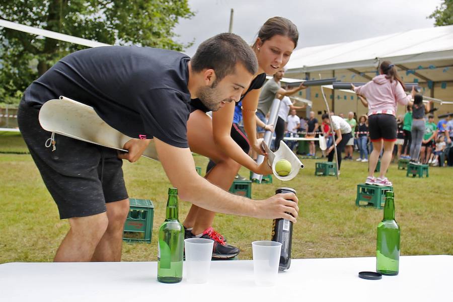 Los vecinos de Granda continuaron celebrando las fiestas de Santa Ana con una corderada y una animada carrera de obstáculos con la sidra como protagonista