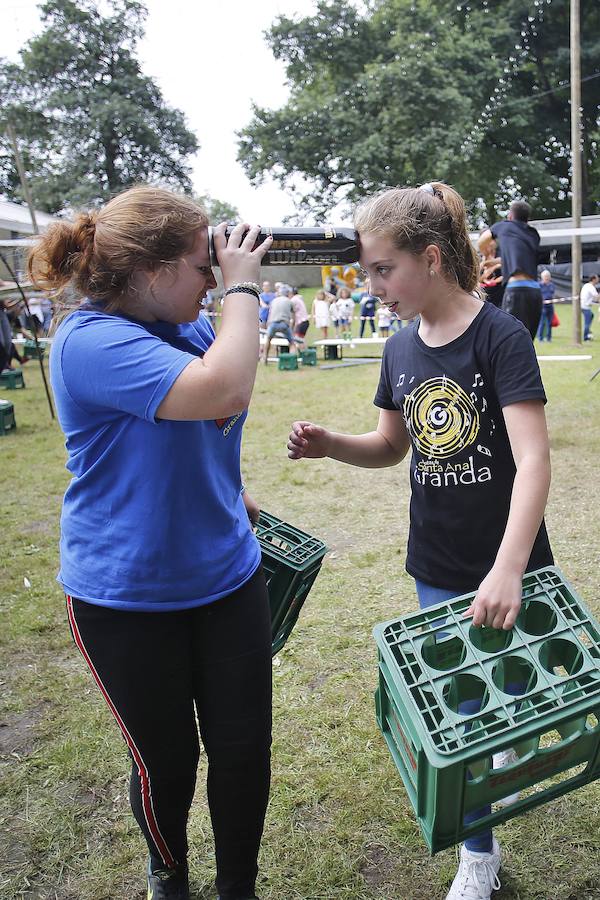 Los vecinos de Granda continuaron celebrando las fiestas de Santa Ana con una corderada y una animada carrera de obstáculos con la sidra como protagonista