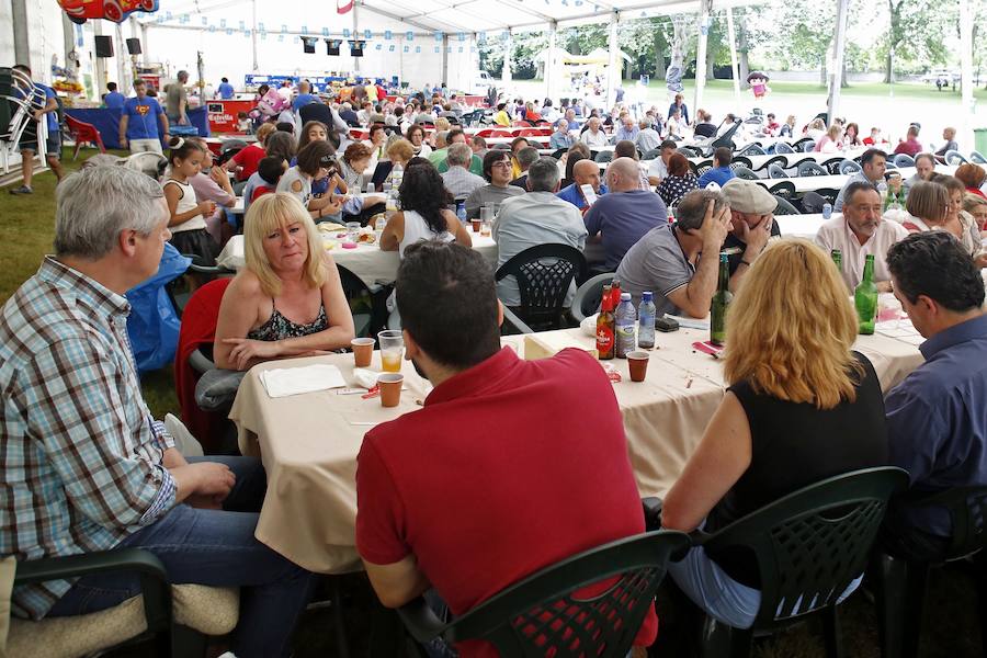 Los vecinos de Granda continuaron celebrando las fiestas de Santa Ana con una corderada y una animada carrera de obstáculos con la sidra como protagonista