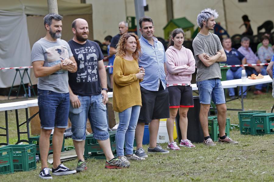 Los vecinos de Granda continuaron celebrando las fiestas de Santa Ana con una corderada y una animada carrera de obstáculos con la sidra como protagonista