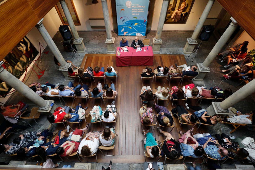 Imagen. Modesto Lomba, durante la masterclass de ayer en Gijón.