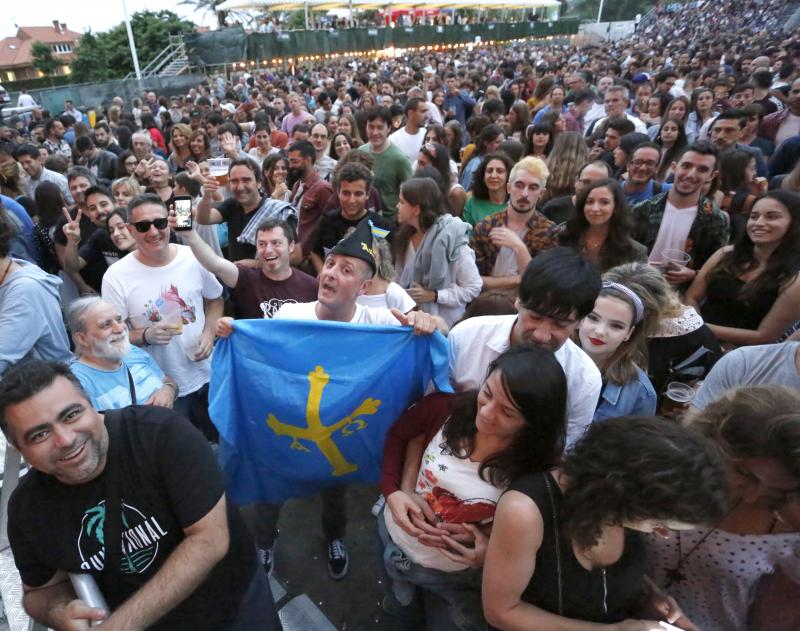 El sexteto se mete al público en el bolsillo en su único concierto en Asturias, que pertenece a su gira Mismo sitio, distinto lugar