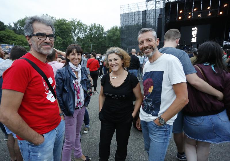 El sexteto se mete al público en el bolsillo en su único concierto en Asturias, que pertenece a su gira Mismo sitio, distinto lugar