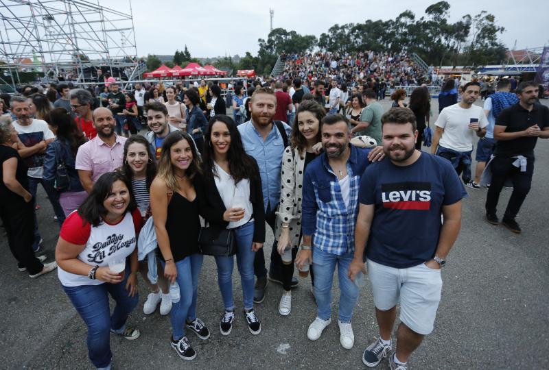 El sexteto se mete al público en el bolsillo en su único concierto en Asturias, que pertenece a su gira Mismo sitio, distinto lugar