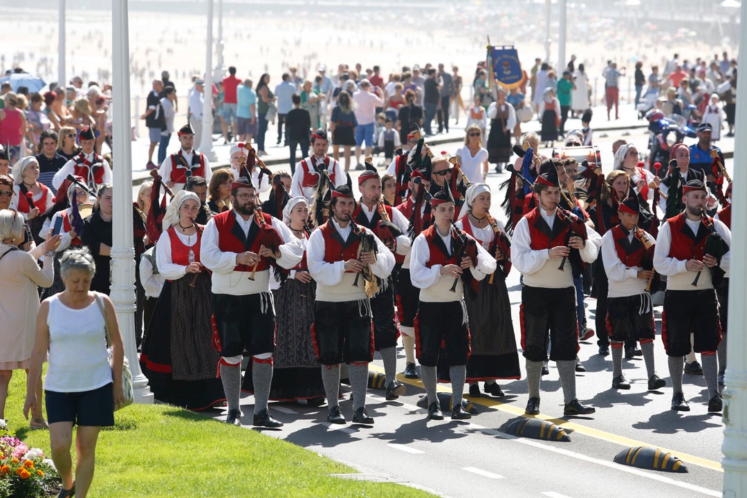 Decenas de personas participaron en el animado desfile que partió del parque Isabel la Católica y terminó en el Campo Valdés