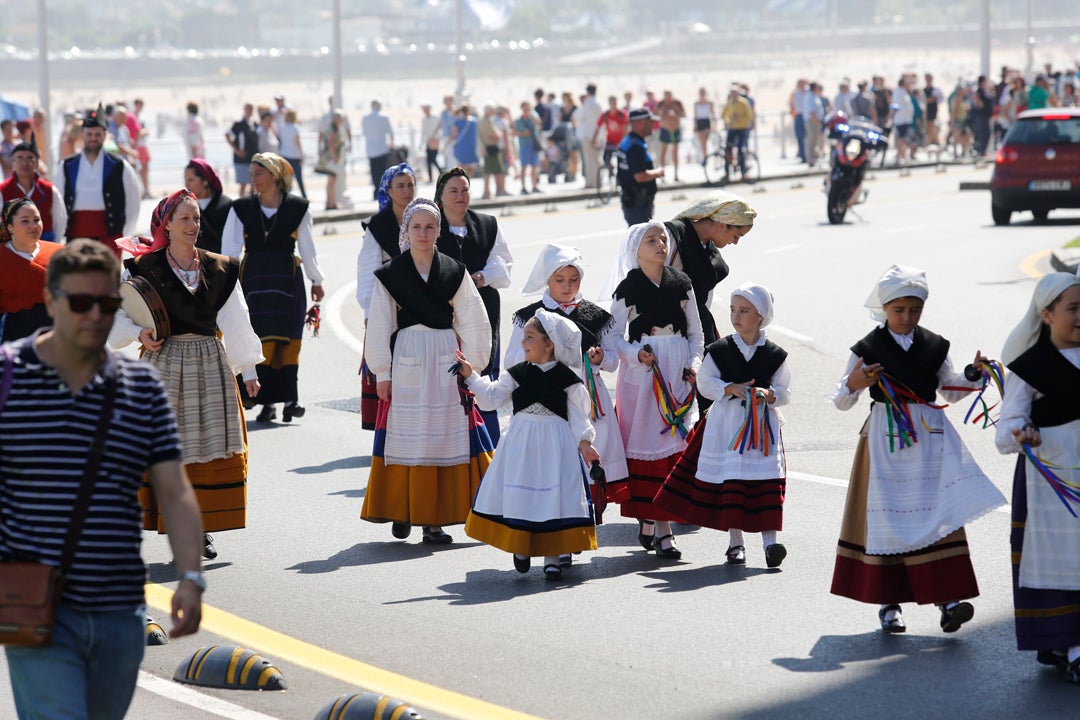 Decenas de personas participaron en el animado desfile que partió del parque Isabel la Católica y terminó en el Campo Valdés