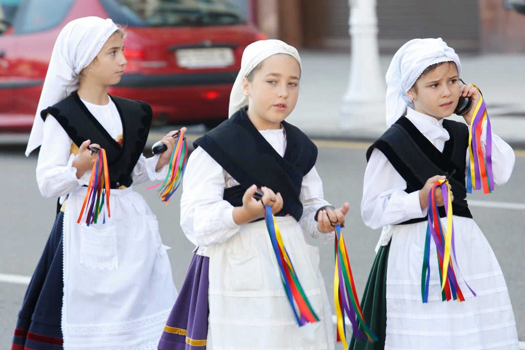 Decenas de personas participaron en el animado desfile que partió del parque Isabel la Católica y terminó en el Campo Valdés