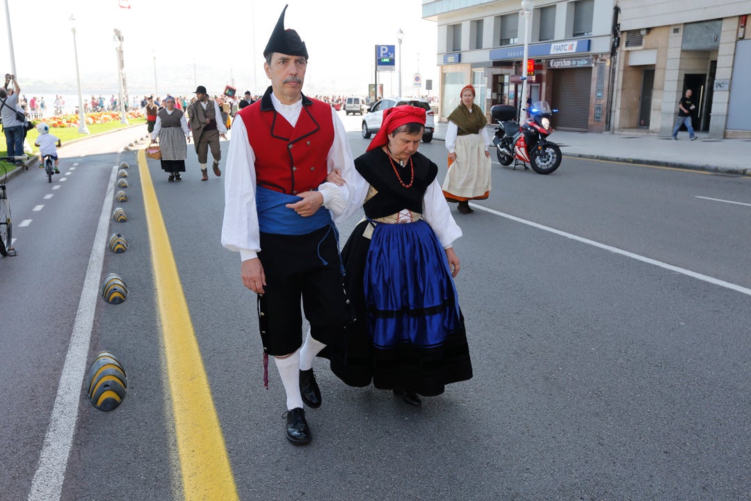 Decenas de personas participaron en el animado desfile que partió del parque Isabel la Católica y terminó en el Campo Valdés